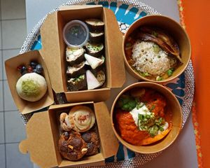 Delivery: Makis + Japanese Curry (plate of the week) + Lasagna + Cookie Box + Mochi Azuki/Green Tea (dessert of the week) at Soya Cantine Bio in Paris