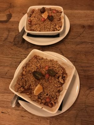 Crumble fruits noisette at Soya Cantine Bio in Paris
