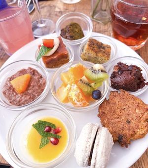 Desserts, thés au fleurs blanches et infusion hibiscus   at Soya Cantine Bio in Paris