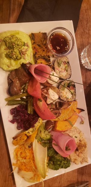 Grand mezze at Soya Cantine Bio in Paris