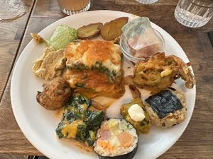 Alguna de las opciones del buffet  at Soya Cantine Bio in Paris