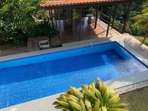 The pool and yoga deck at Ikara Retreat Centre in Savegre De Aguirre