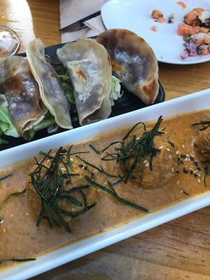 Albóndigas de la abuela Thai 
Y gyosas de remolacha sugerencia de Raquel la camarera.
Acertó en todas la recomendaciones estaban de muerte  at MESTIZA in Valencia