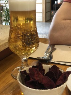 Chips de remolacha y doble de Alhambra  at MESTIZA in Valencia