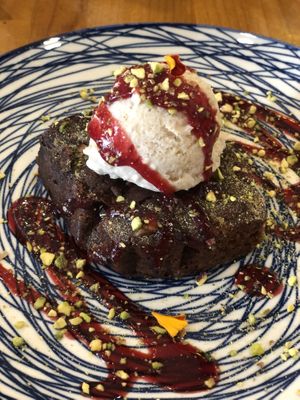 Brownie con helado de coco y canela  at MESTIZA in Valencia