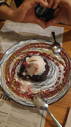 Postre brownie con helado de horchata at MESTIZA in Valencia