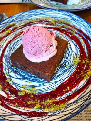 brownie with raspberry icecream at MESTIZA in Valencia