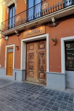 The restaurant doesn't open until 19:30 on weekdays at MESTIZA in Valencia