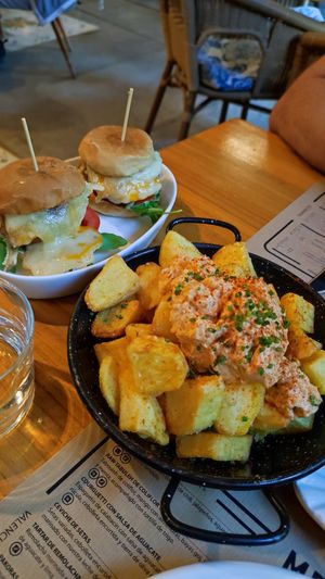 Bravas y mini hamburguesas at MESTIZA in Valencia