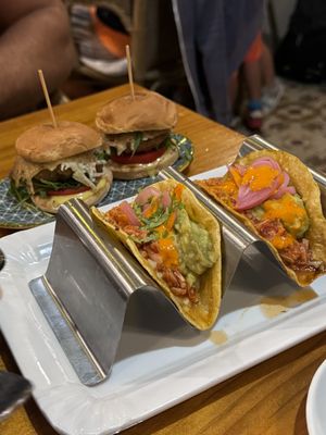 Mini hamburguesas y tacos  at MESTIZA in Valencia