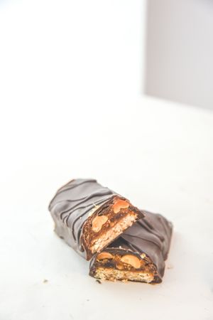 Chocolate relleno con la mejor mezcla de dátiles, mantequilla de maní y avena. at Hara Vegan Food in Lima