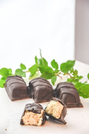 Este delicioso postre gourmet tiene 3 capas suaves a base de quinua de diferentes sabores: almendra, mora y naranja. at Hara Vegan Food in Lima