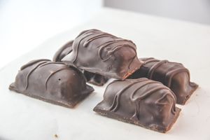 Este delicioso postre gourmet tiene 3 capas suaves a base de quinua de diferentes sabores: almendra, mora y naranja. at Hara Vegan Food in Lima