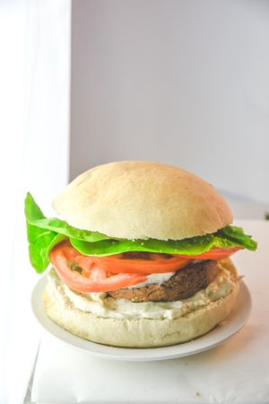 Hamburguesa clásica, tiene carne vegetal de lentejas no frita, acompañada de tomate, lechuga y veganesa (mayonesa). at Hara Vegan Food in Lima
