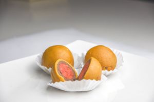 Este delicioso postre gourmet tiene 3 capas suaves a base de quinua de diferentes sabores: almendra, mora y naranja. at Hara Vegan Food in Lima