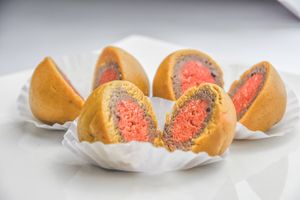 Este delicioso postre gourmet tiene 3 capas suaves a base de quinua de diferentes sabores: almendra, mora y naranja. at Hara Vegan Food in Lima