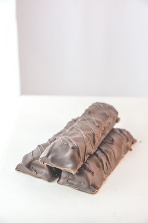 Chocolate relleno con la mejor mezcla de dátiles, mantequilla de maní y avena. at Hara Vegan Food in Lima