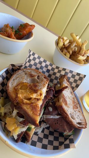 Buffalo wings, The Reuben and Chips 🤤 at Rudy's Vegan Butcher & Diner in North London