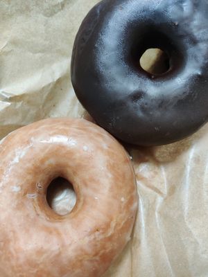 Donut glaseado y donut con cobertura de chocolate negro at MonVeg in Mollet Del Valles