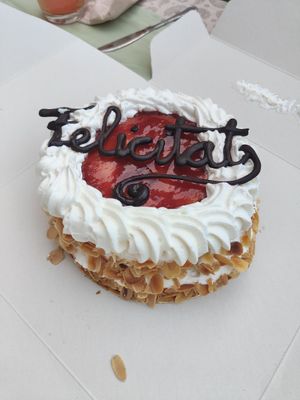 Pastel de cumpleaños personalizado at MonVeg in Mollet Del Valles