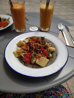 Rigatoni au tofu fumé, houmous et légumes d'été rôtis at Café Augustin in Rouen