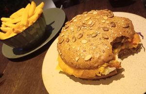 Vegan burger and fries at FIT.smartfood in Salzburg