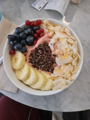 Strawberry bowl at Love Juice Bar - Grenelle in Paris