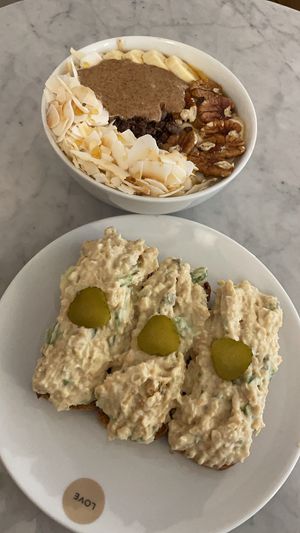 Salted caramel bowl c/ mantequilla de Almendras y tostadas de “atún" at Love Juice Bar - Grenelle in Paris