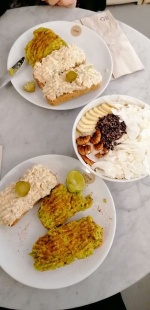 We order the avocado and tuna sandwich with a bowl its was delicious at Love Juice Bar - Grenelle in Paris