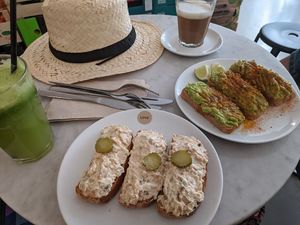 "Tuna-" und Avocadotoast at Love Juice Bar - Grenelle in Paris