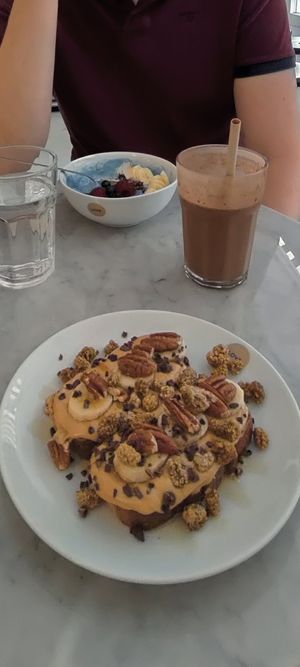 PB toast, Blue Magic and chocolate milkshake at Love Juice Bar - Grenelle in Paris