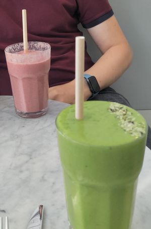 Green smoothie and milkshake at Love Juice Bar - Grenelle in Paris