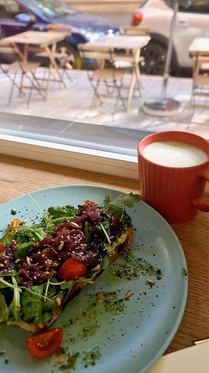 Me pedi la tostada de cebolla pochada y el matcha con bebida vegetal, insuperable at Maybean Cafe in Valencia