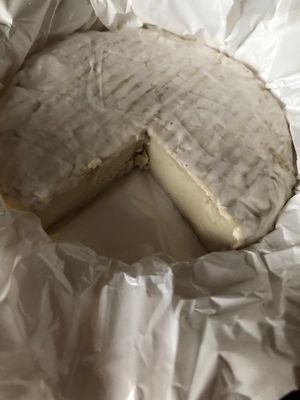 Queso gourmet estilo camembert at Veggan in Vigo