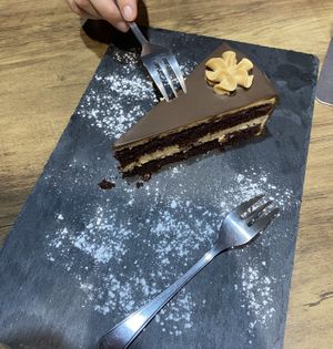 Tarta de chocolate y cacahuete  at Santa y Pura in Madrid