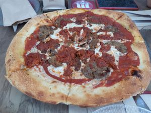 Pizza alemana at Santa y Pura in Madrid