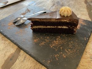 Tarta de chocolate y cacahuetes  at Santa y Pura in Madrid
