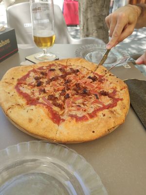 Pizza picantina at Santa y Pura in Madrid