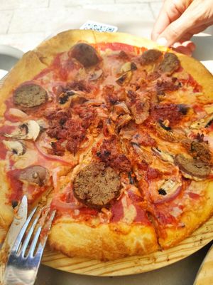 Pizza beata at Santa y Pura in Madrid