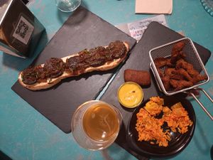 El resto está ya en la barriguita. RIQUÍSIMO!!!! TODO!!!😻 at Santa y Pura in Madrid