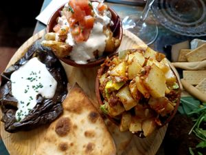 Exquisita cena, trato exquisito, local que hace y es ya casa. Lujos veganos. GRACIAS!! at Santa y Pura in Madrid