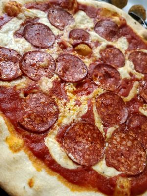 Pizza peperoni!!! Me vuelvo loca porfavor!!! at Santa y Pura in Madrid