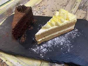 Tarta de chocolate y de limón   at Santa y Pura in Madrid