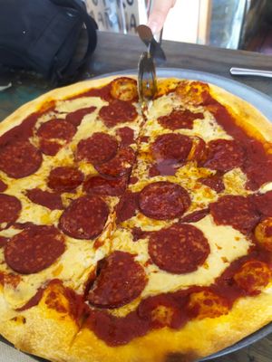 Pizza pepperoni at Santa y Pura in Madrid