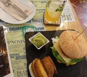 Hamburguesa artesanal de garbanzos y setas con guacamole. Limonada casera at Santa y Pura in Madrid