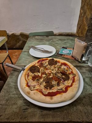 Beata pizza at Santa y Pura in Madrid