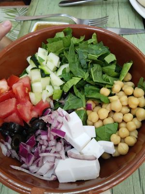 Amanida de cigrons at Santa y Pura in Madrid