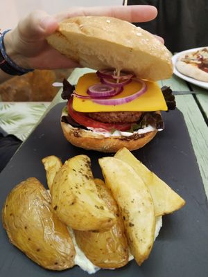 Hamburguesa amb formatge at Santa y Pura in Madrid