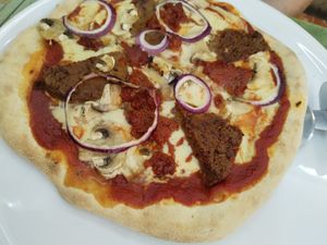 Pizza amb seità, ceba, xampis, etc. at Santa y Pura in Madrid