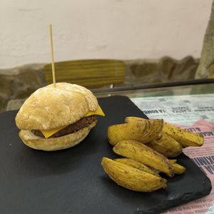Burger con queso at Santa y Pura in Madrid